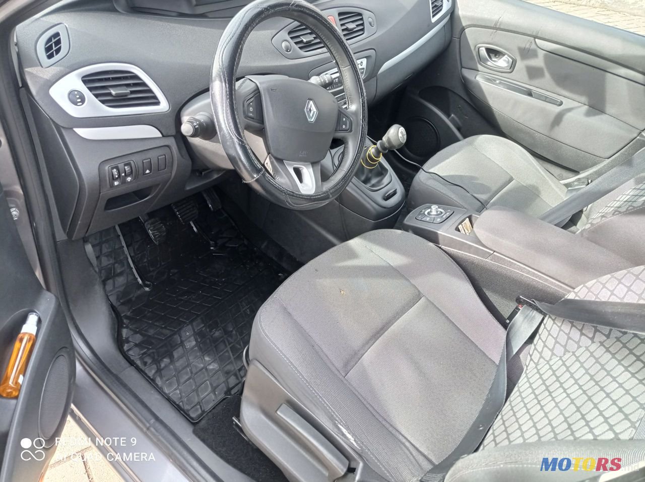 2010' Renault Grand Scenic photo #2