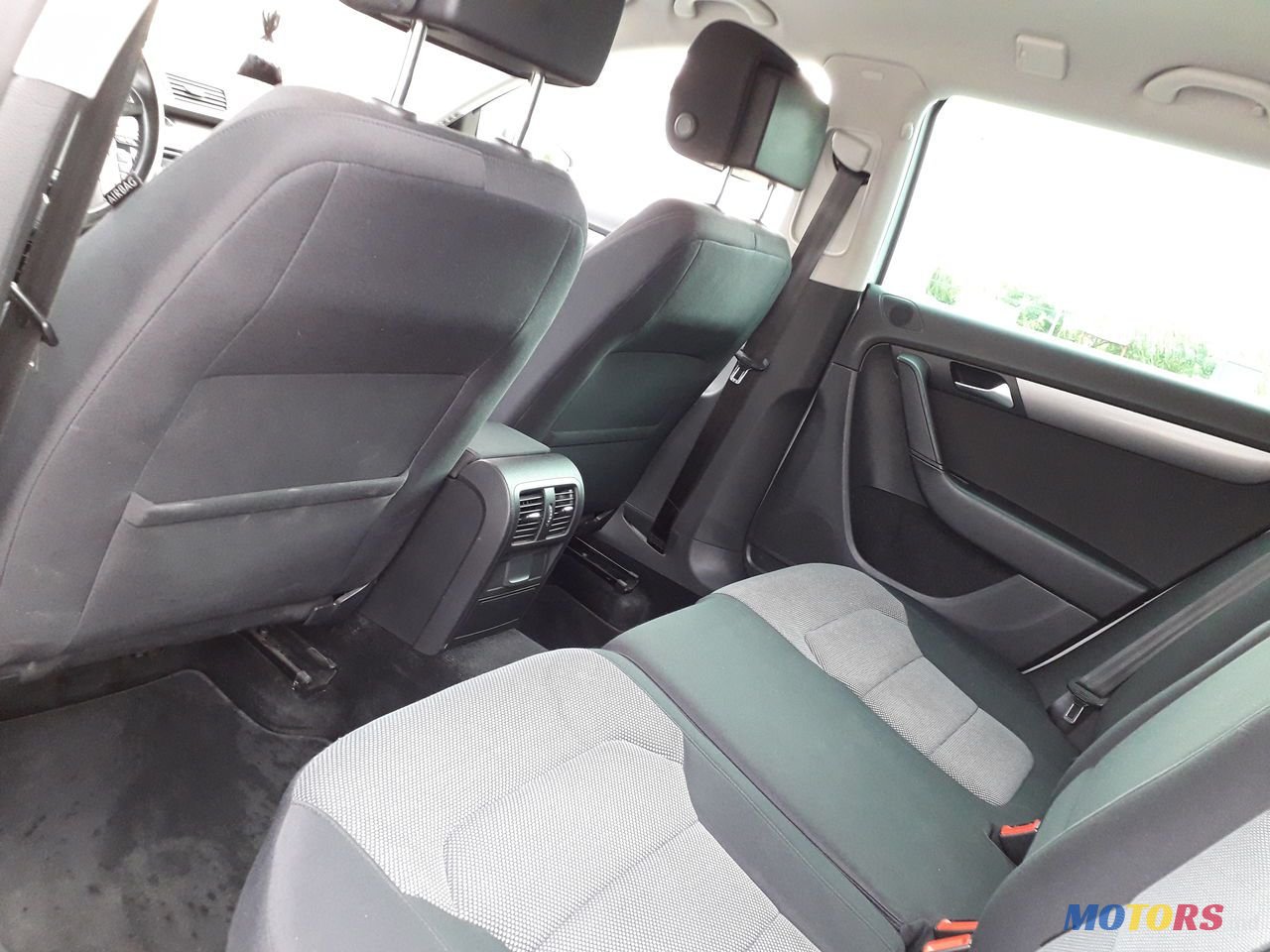 2011' Volkswagen Passat photo #4