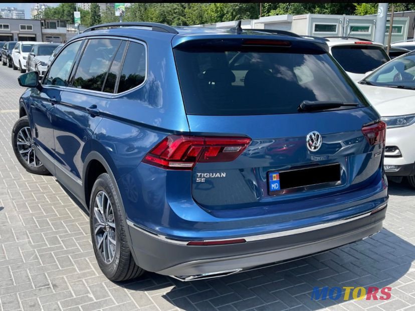 2020' Volkswagen Tiguan photo #3