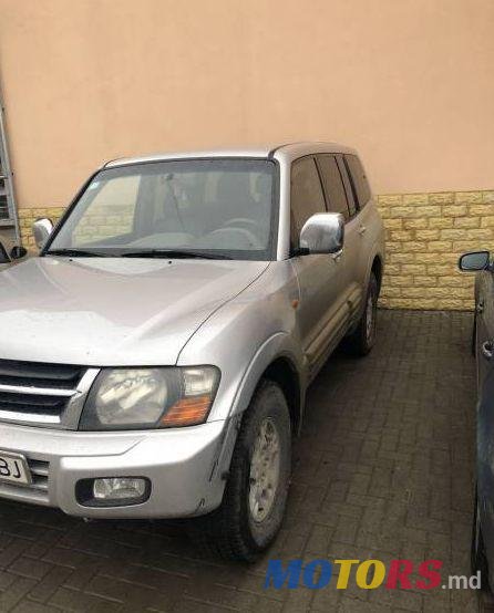 2001' Mitsubishi Pajero photo #1