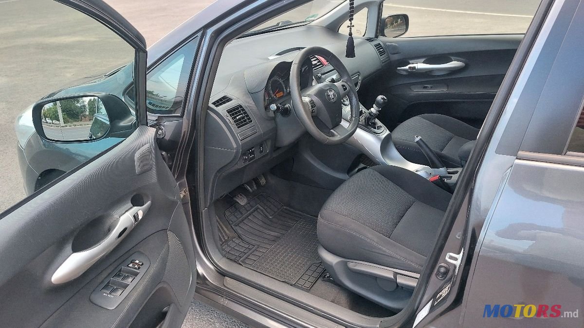 2011' Toyota Auris photo #6