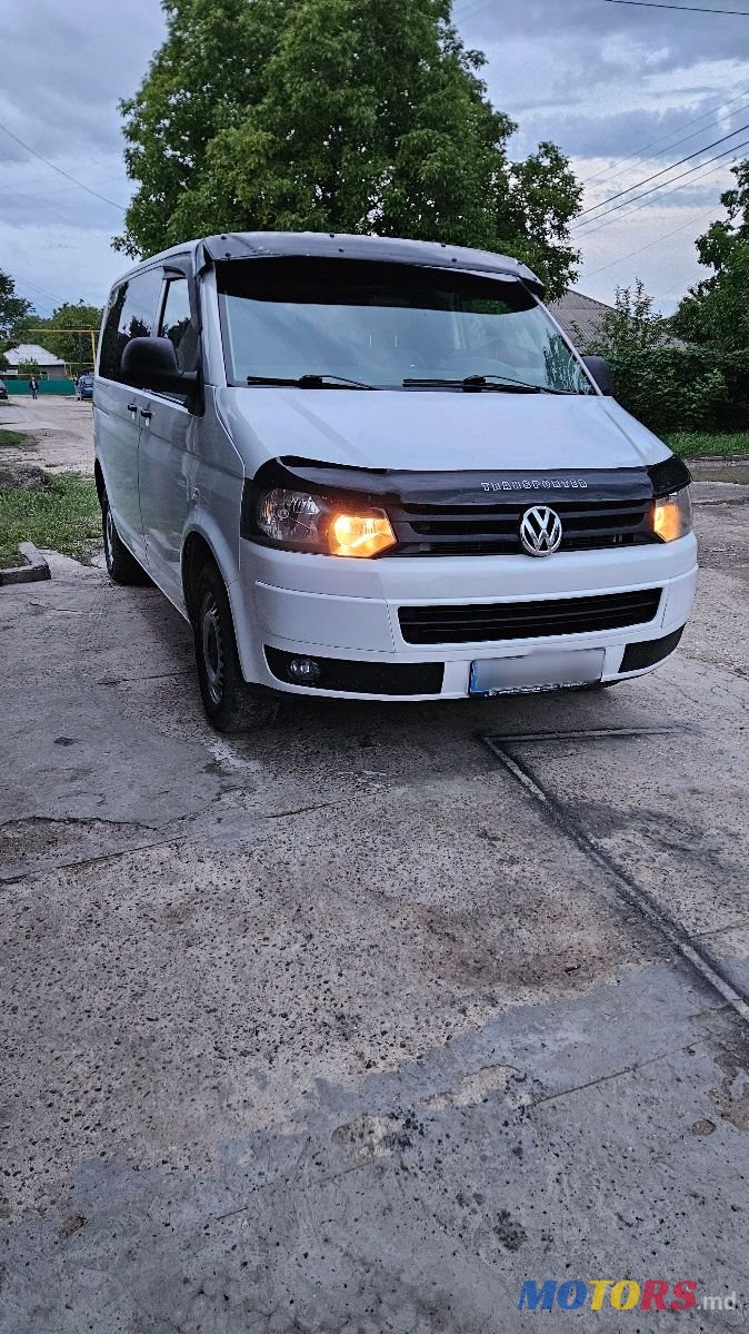 2011' Volkswagen Transporter photo #2