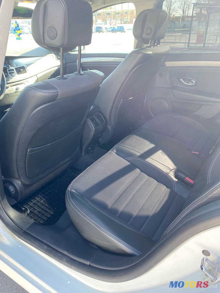 2012' Renault Laguna photo #5