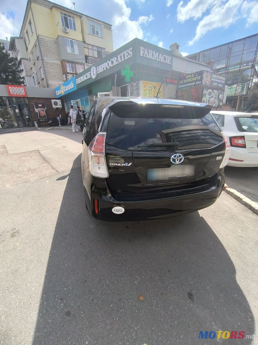 2016' Toyota Prius v photo #3