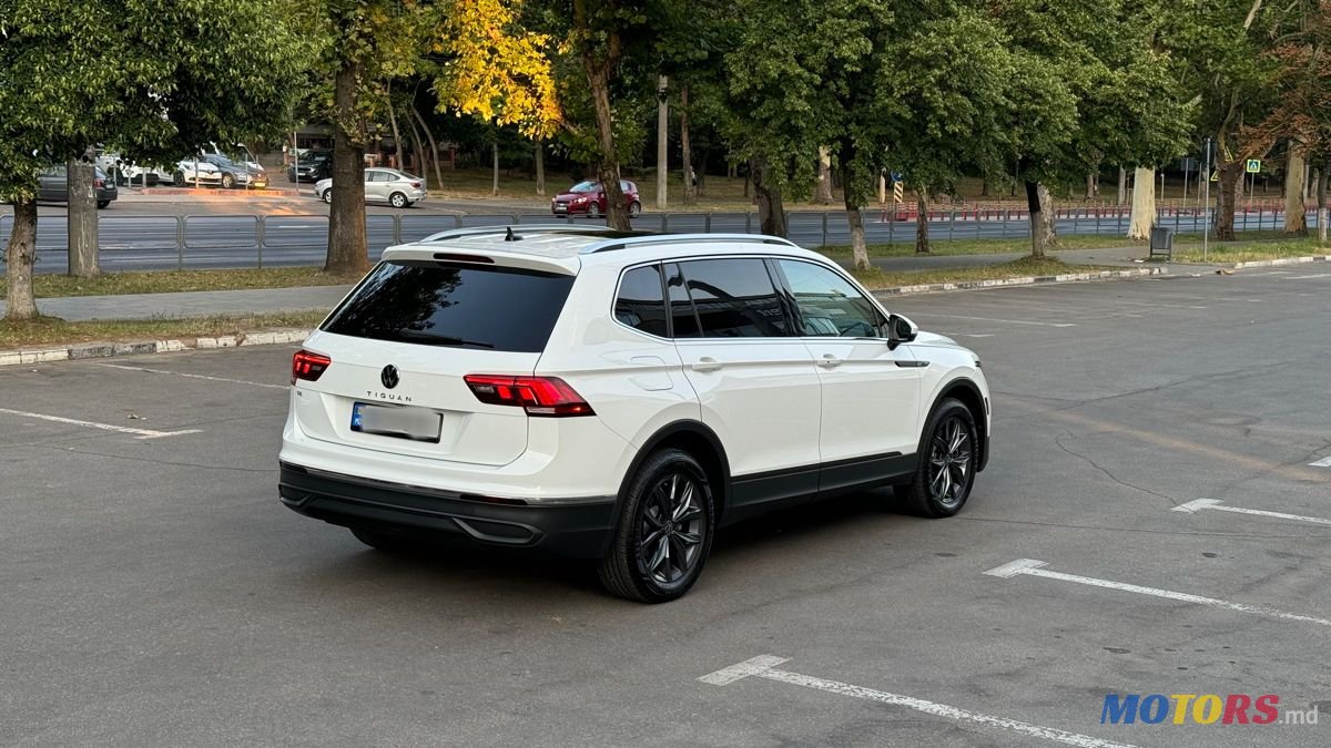 2022' Volkswagen Tiguan photo #6