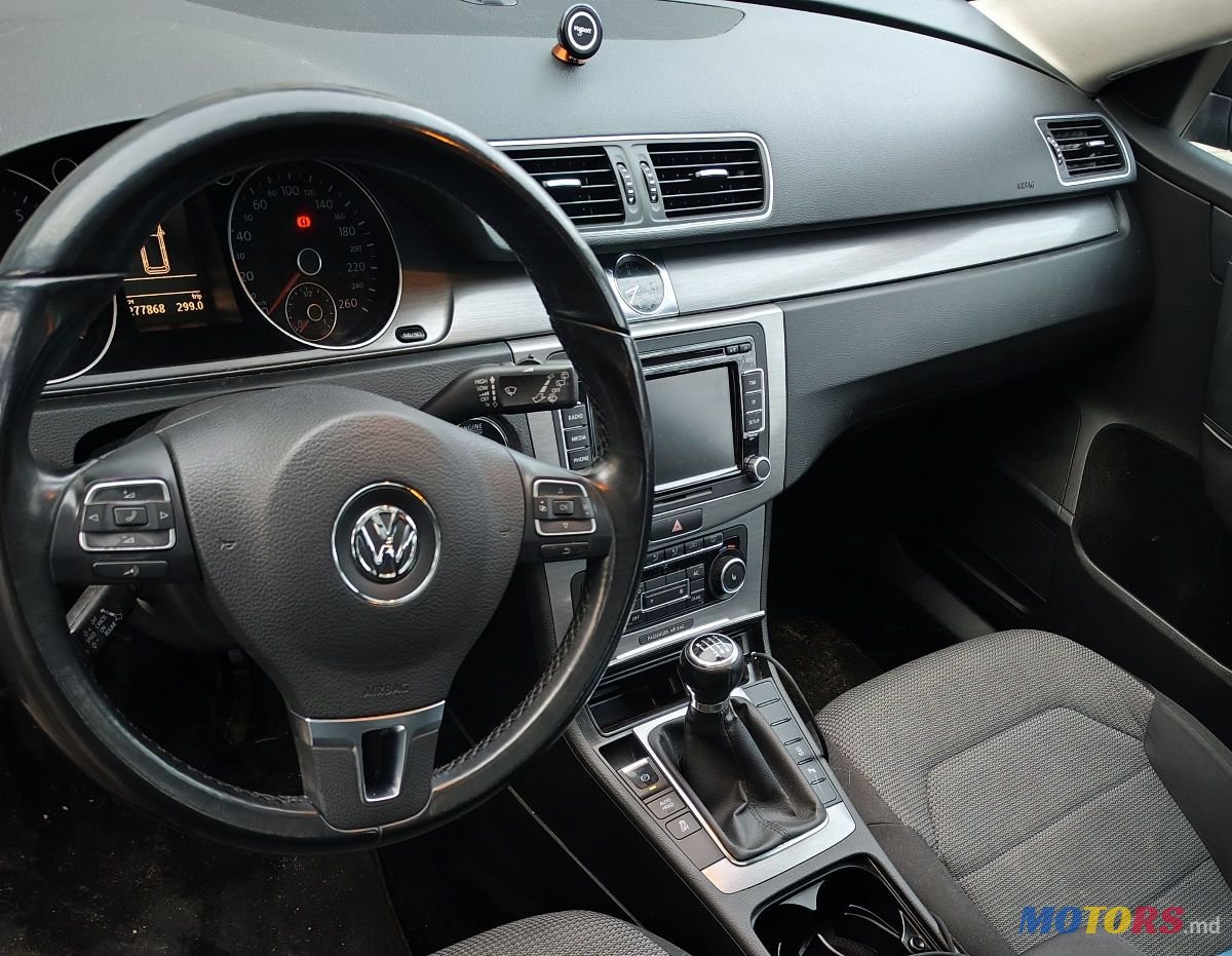 2011' Volkswagen Passat photo #5