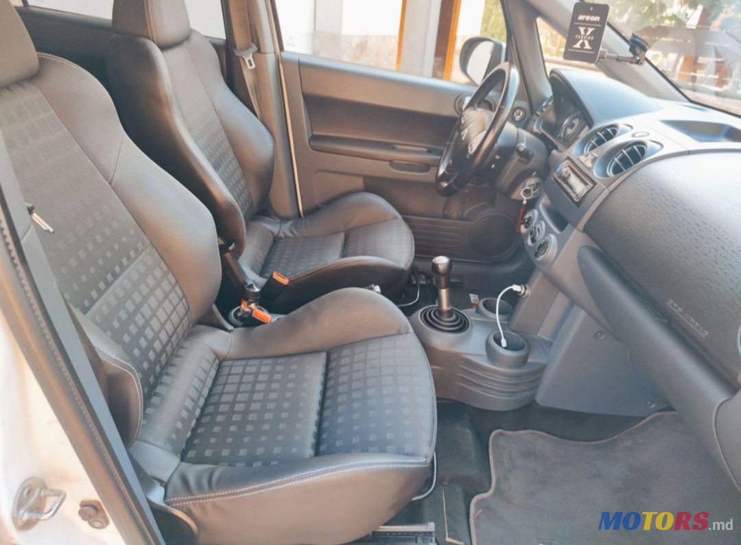 2010' Mitsubishi Colt photo #4