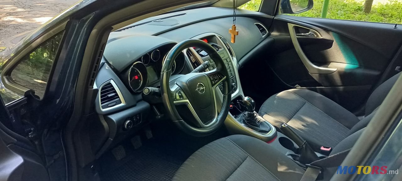 2011' Opel Astra photo #5