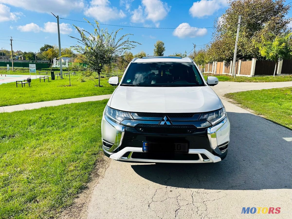 2018' Mitsubishi Outlander photo #2