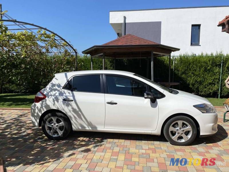 2011' Toyota Auris photo #3