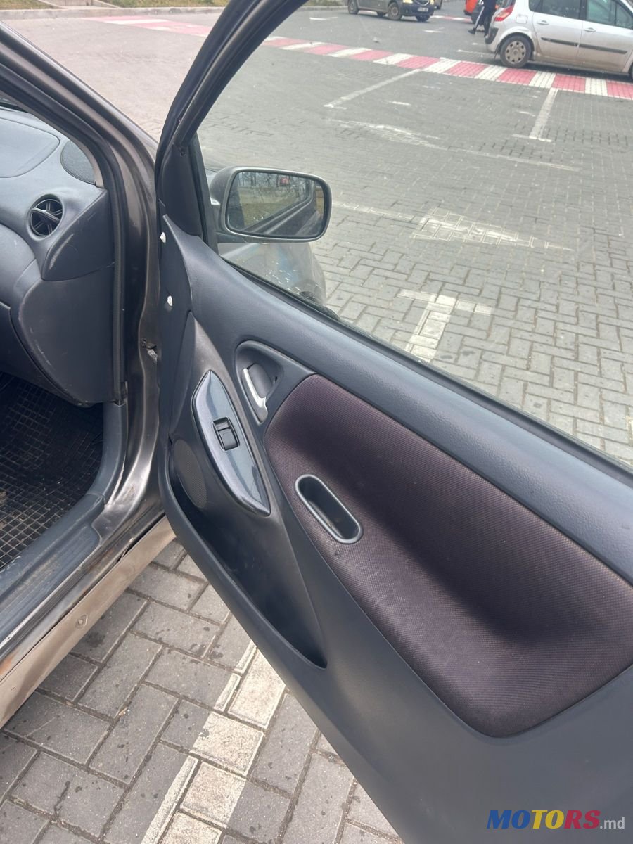 2000' Toyota Yaris photo #5