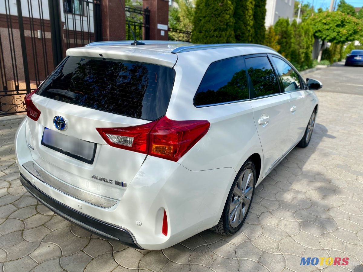 2013' Toyota Auris photo #2