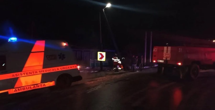 Mașini și ambulanțe, blocate din cauza ghețușului. Intervențiile salvatorilor