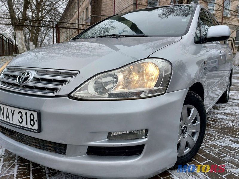 2004' Toyota Avensis Verso photo #2