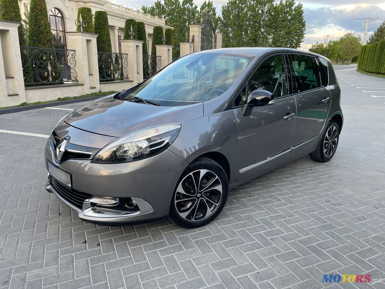 2015' Renault Scenic photo #1