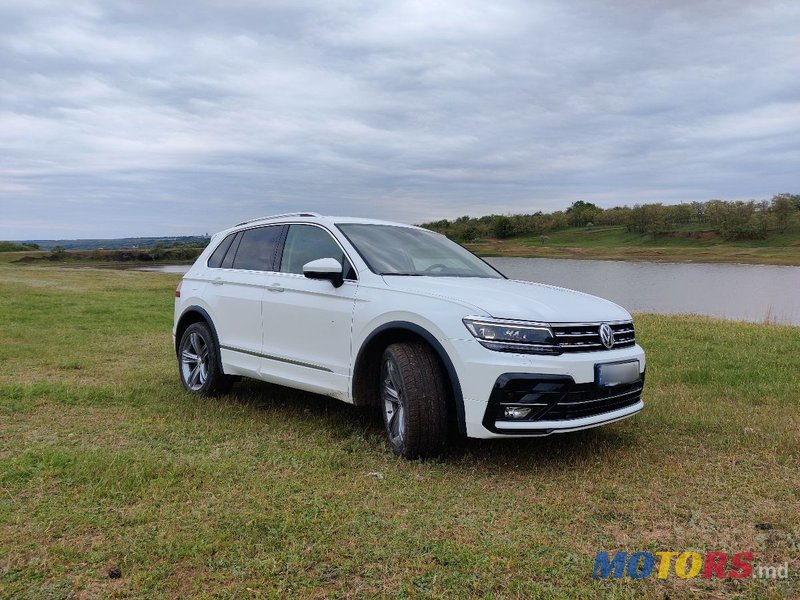 2019' Volkswagen Tiguan photo #2