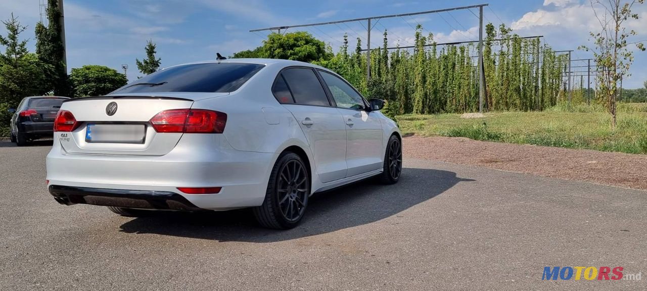 2012' Volkswagen Jetta photo #5