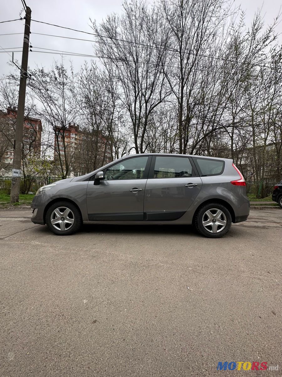 2013' Renault Grand Scenic photo #2