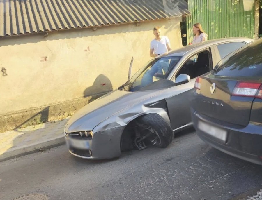 Șoferi, atenție la gropile din Durlești: O mașină, grav avariată