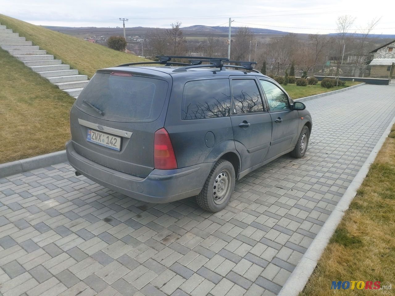 2004' Ford Focus Wagon photo #1