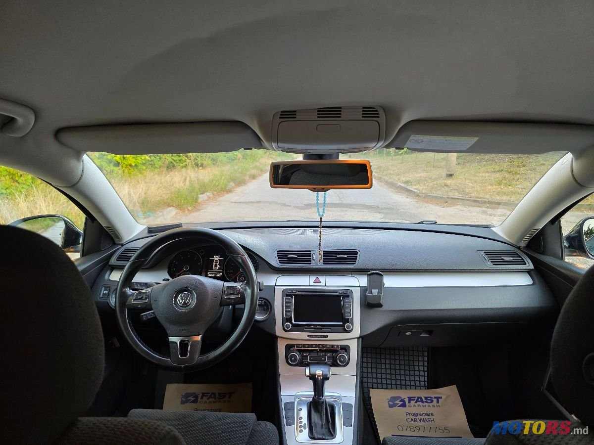 2010' Volkswagen Passat photo #2