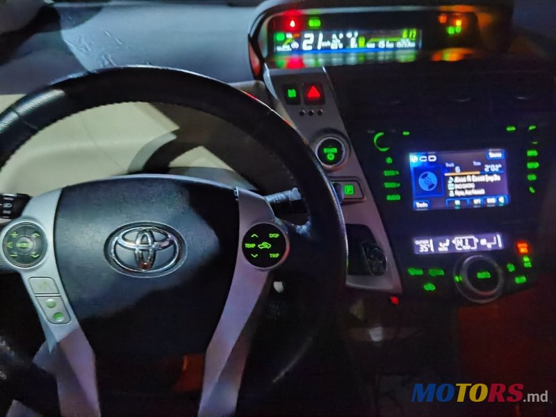 2013' Toyota Prius V photo #6