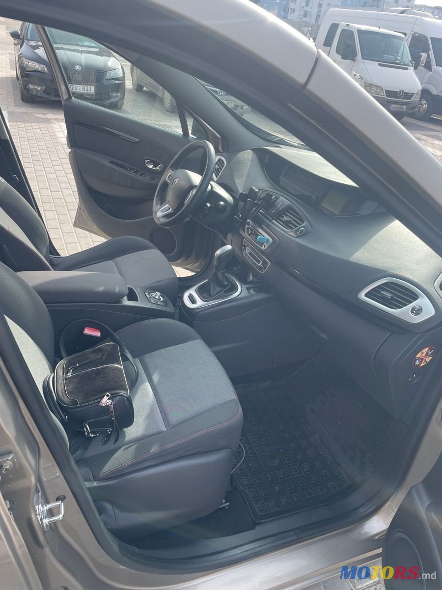 2012' Renault Grand Scenic photo #5