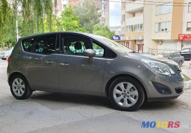 2012' Opel Astra photo #1