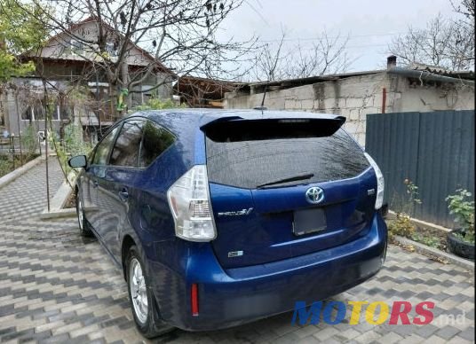 2012' Toyota Prius v photo #2