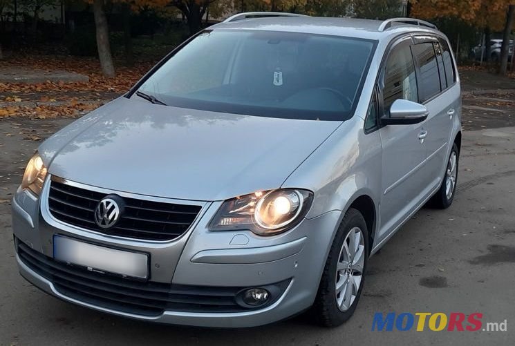 2010' Volkswagen Touran photo #1