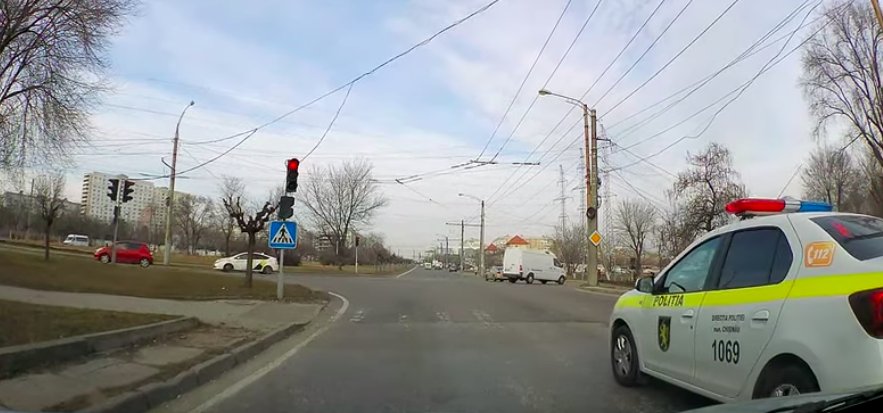 Un echipaj de poliţie, filmat cum „trişează” startul de la semafor într-o intersecţie din Chişinău