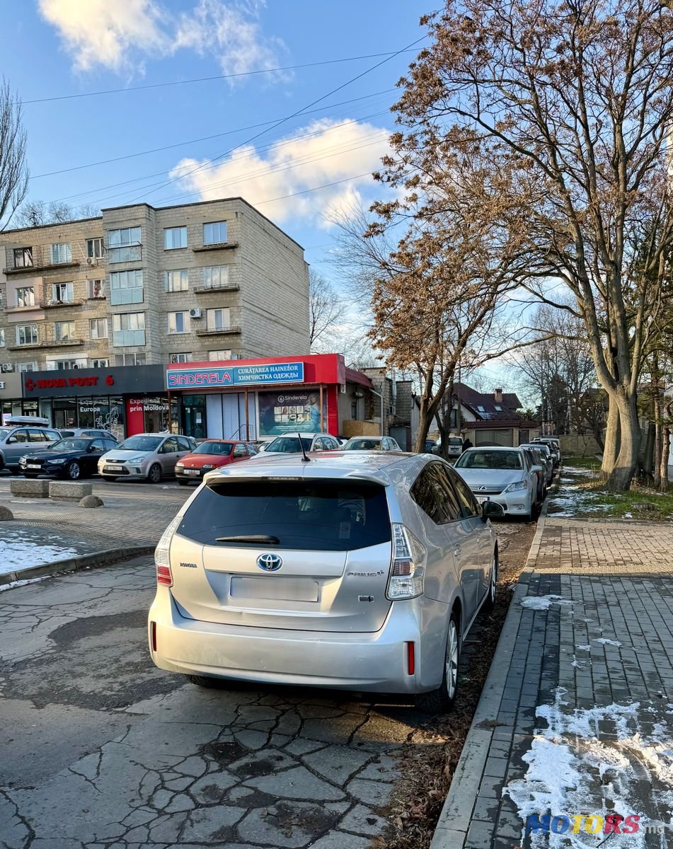 2013' Toyota Prius + photo #3