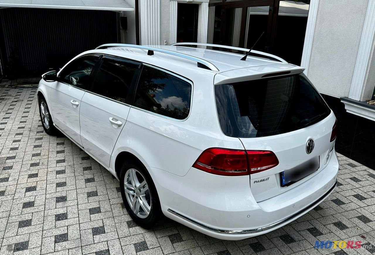 2011' Volkswagen Passat photo #5