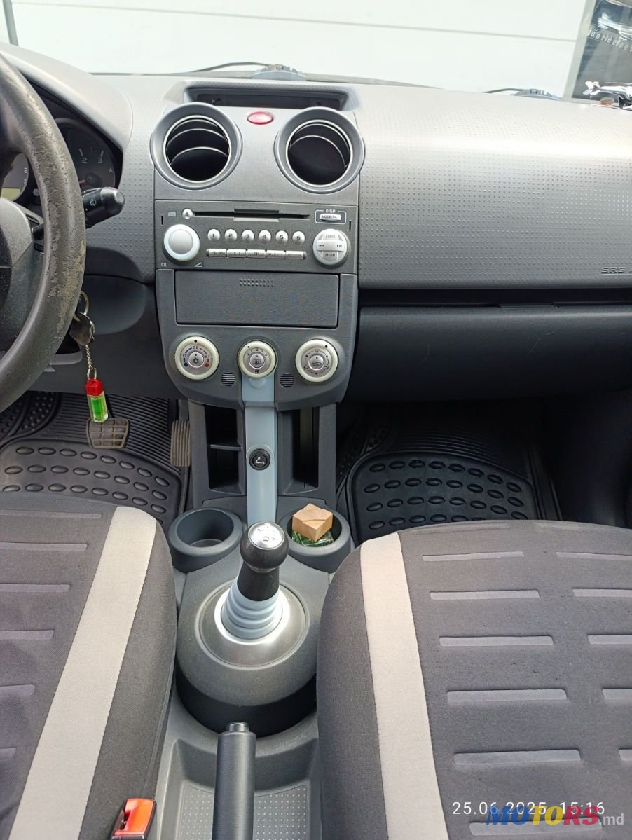 2004' Mitsubishi Colt photo #5