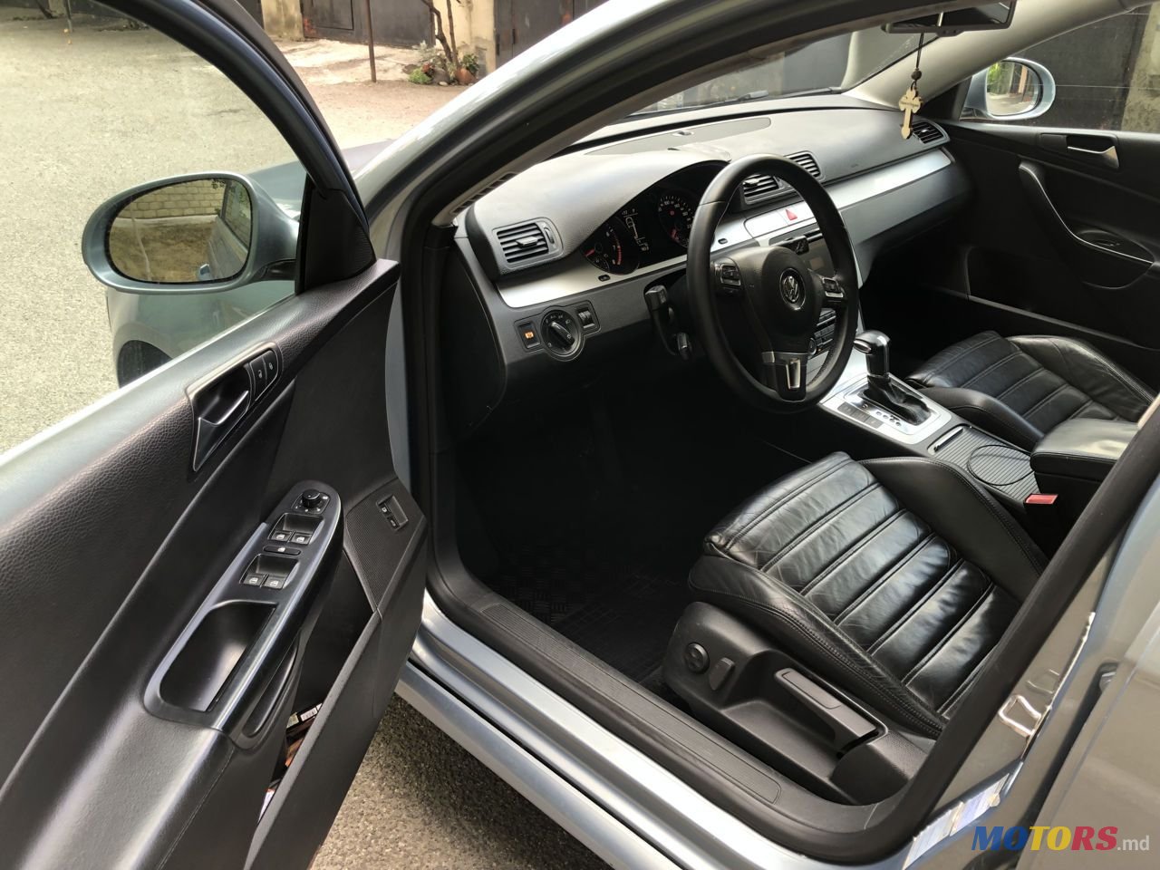 2010' Volkswagen Passat photo #6