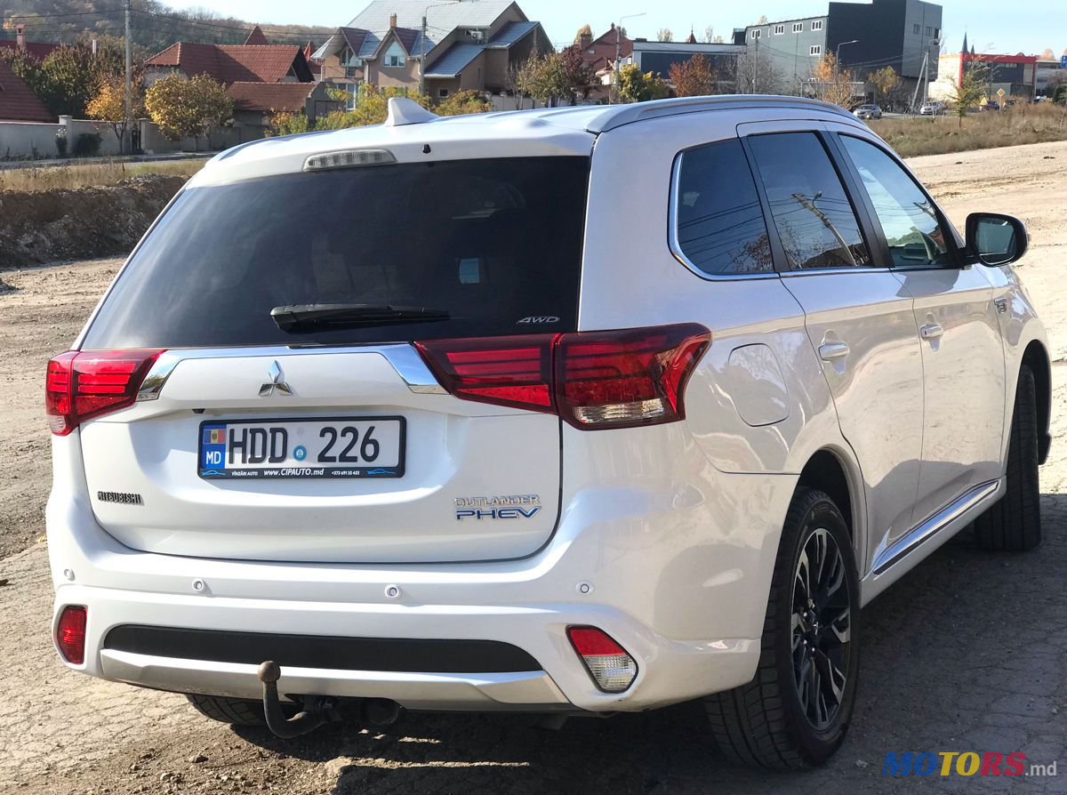 2015' Mitsubishi Outlander photo #3