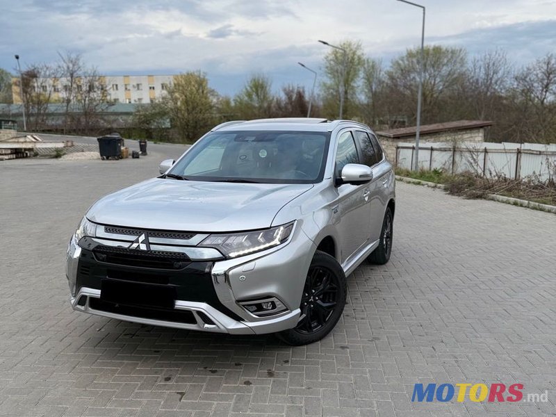 2018' Mitsubishi Outlander photo #2
