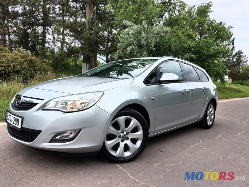 2012' Opel Astra photo #1