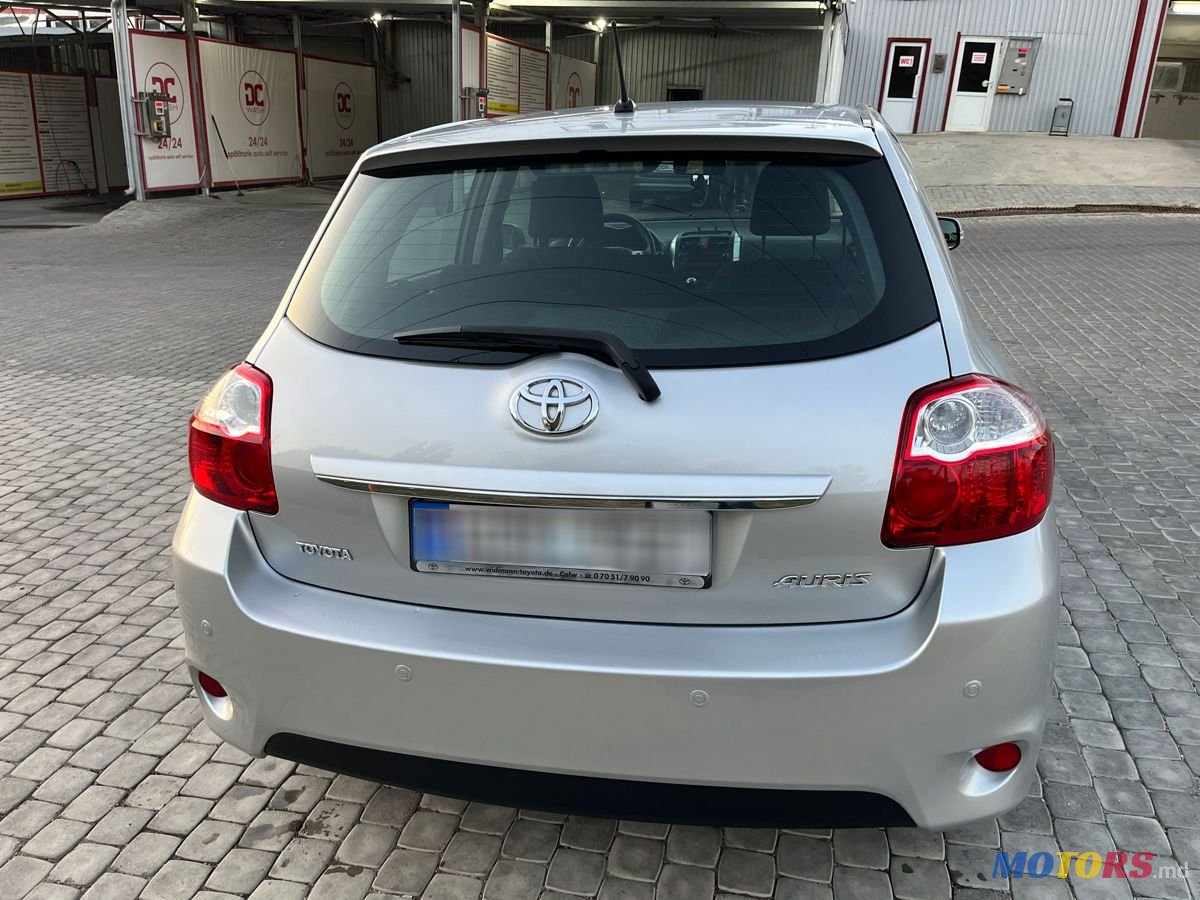 2011' Toyota Auris photo #5