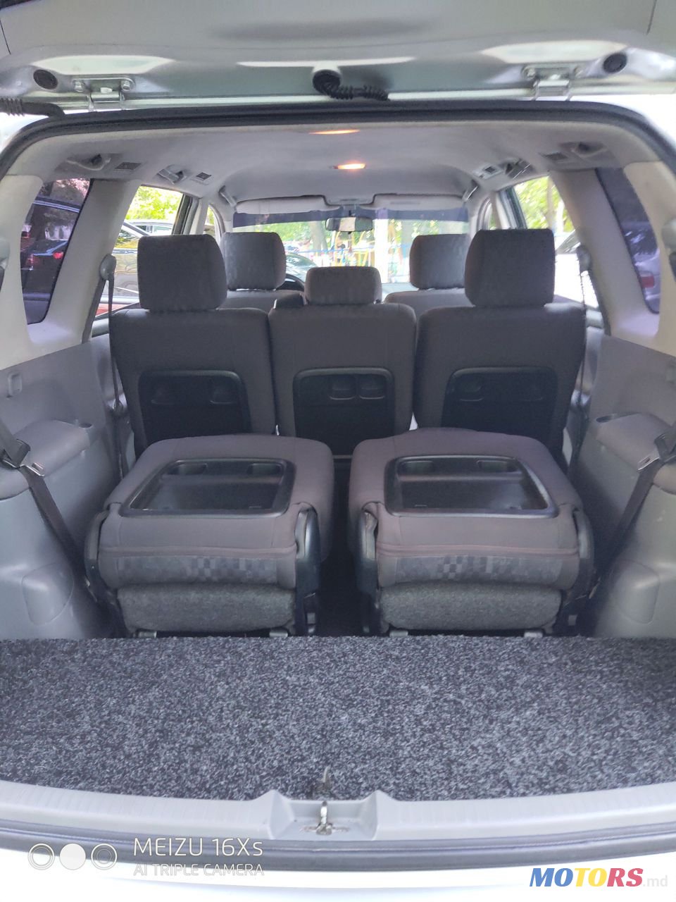 2001' Toyota Avensis Verso photo #4