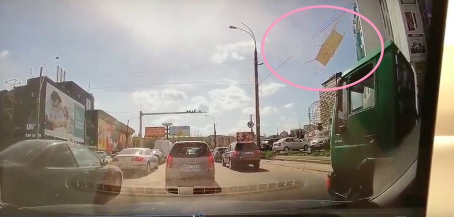 Падение террасной конструкции с крыши ТЦ «Атриум» на автомобили попало на видео
