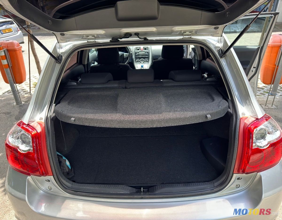 2011' Toyota Auris photo #5