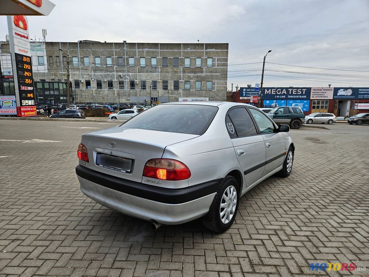 2002' Toyota Avensis photo #2