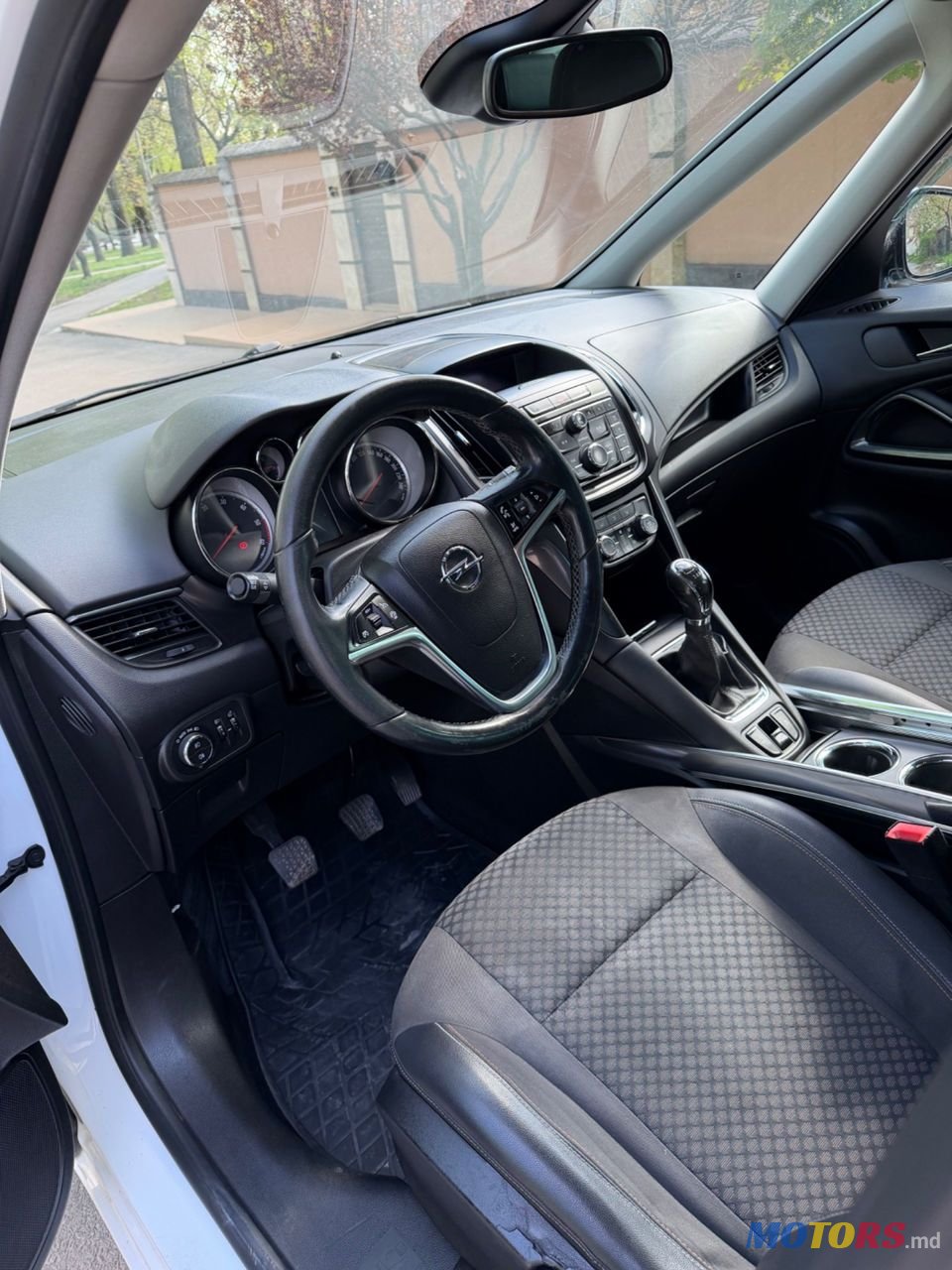 2015' Opel Zafira photo #1