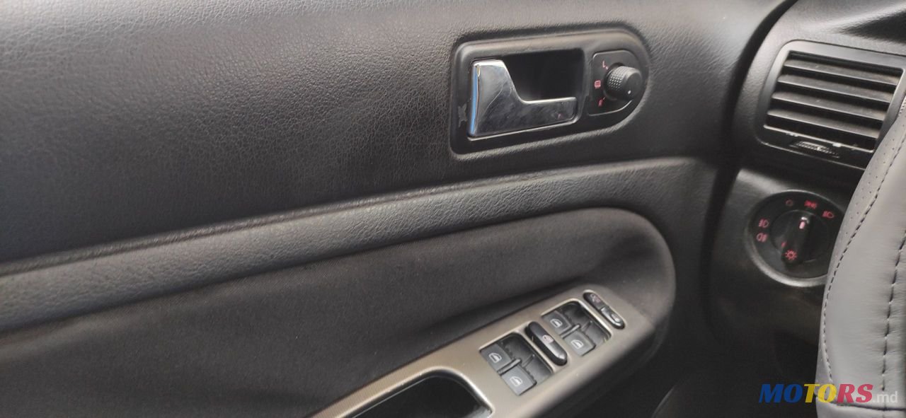 2004' Volkswagen Passat photo #4