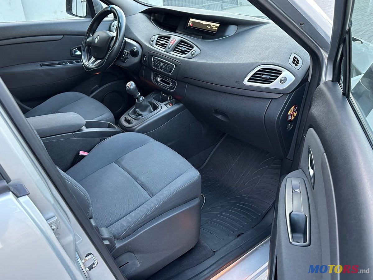 2009' Renault Scenic photo #6