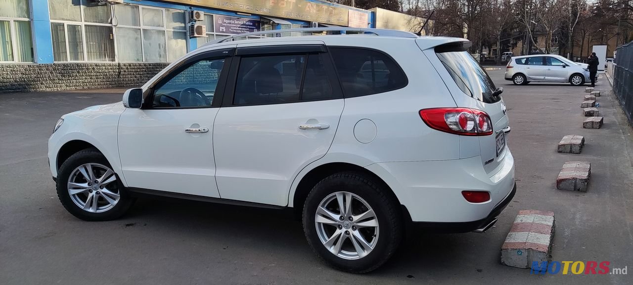 2011' Hyundai Santa Fe photo #5