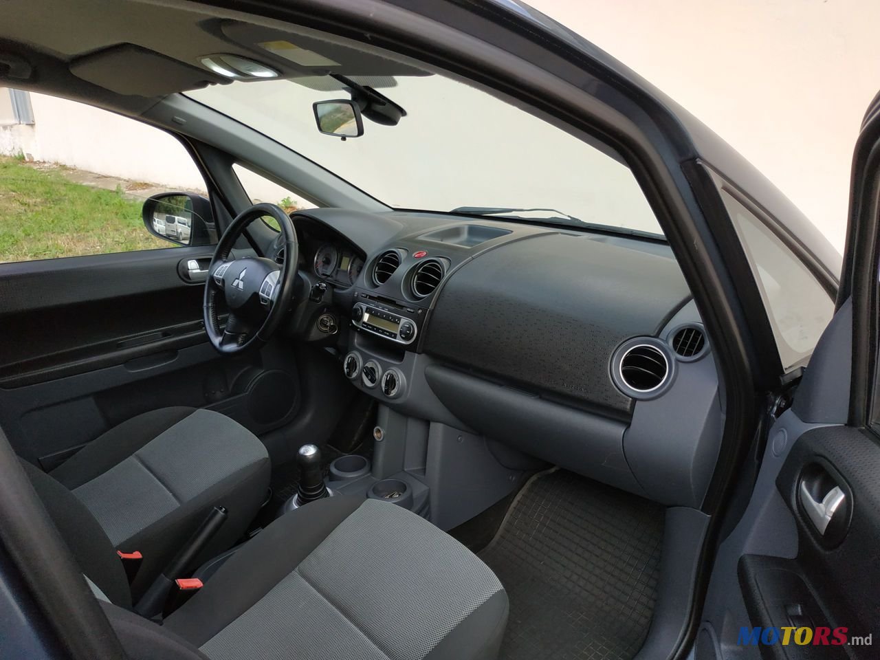 2010' Mitsubishi Colt photo #5