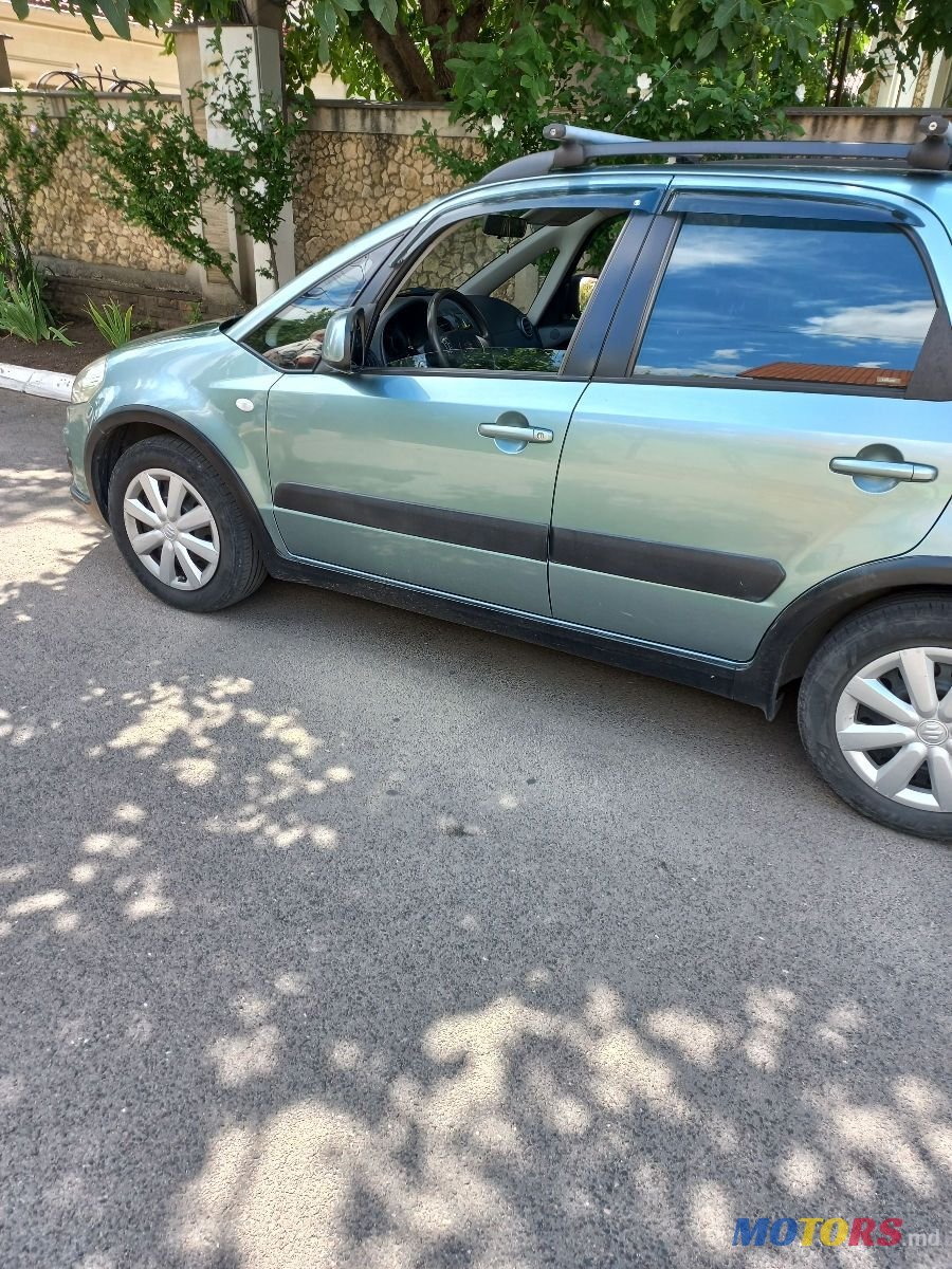 2010' Suzuki SX4 photo #2