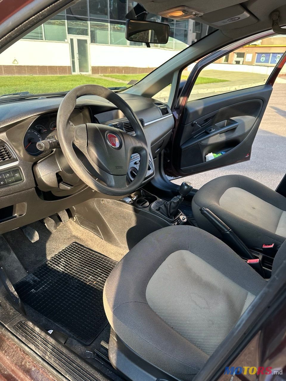 2012' Fiat Linea photo #5